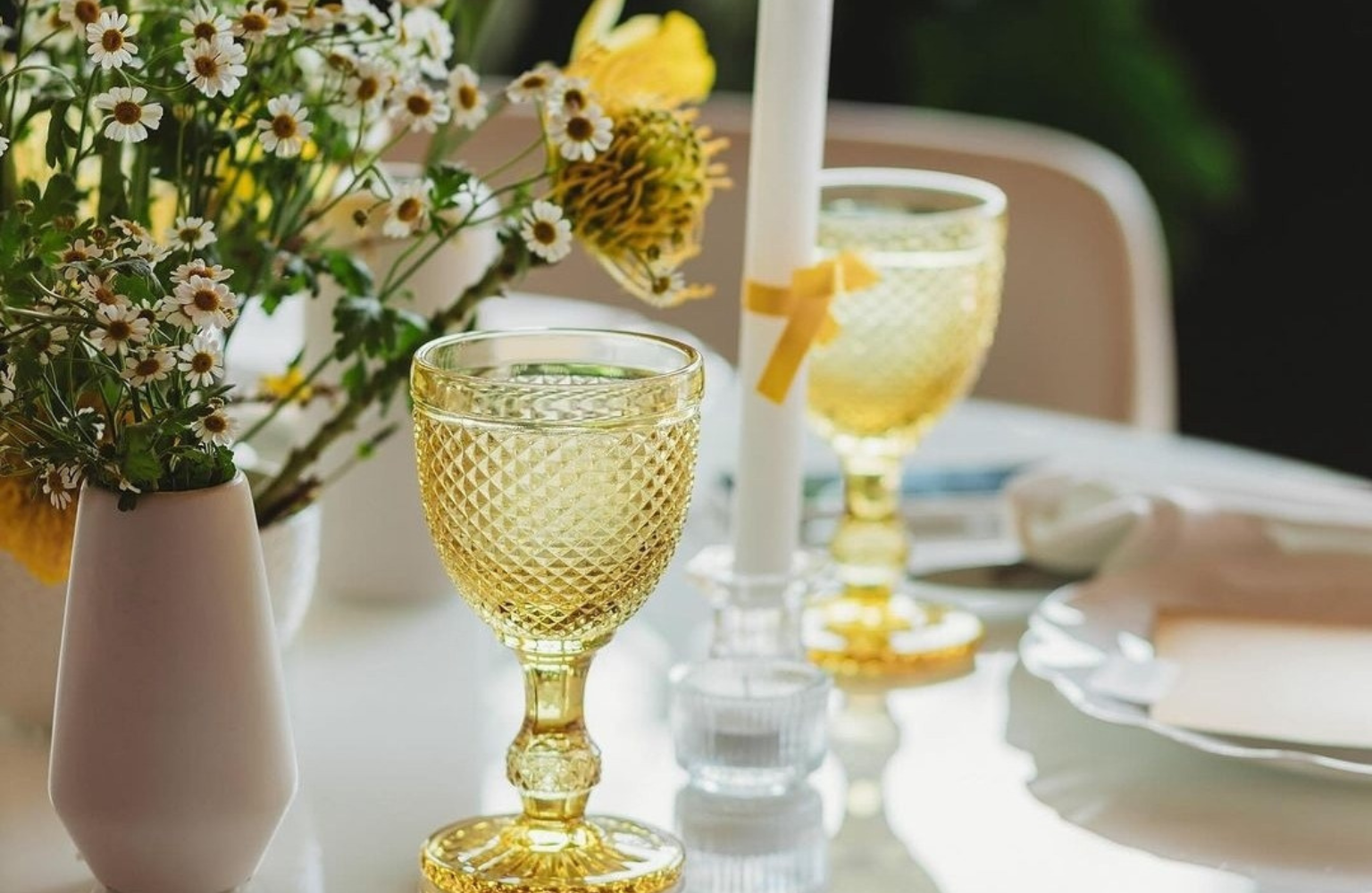 Table at Essence Bistro set up with Yellow themes<br />
